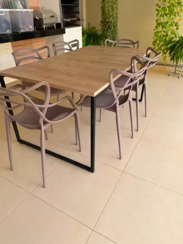 Mesa estilo industrial com 6 cadeiras Allegra