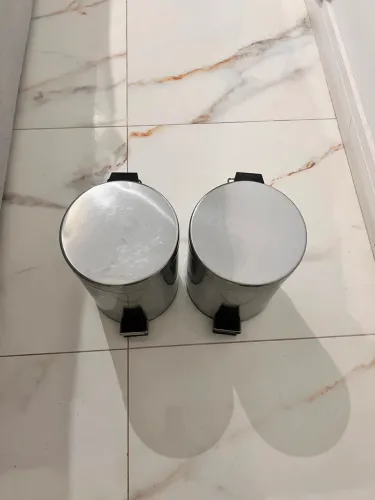 Duas lixeiras inox com pedal