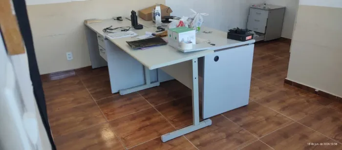 Mesas de escritório, geladeira e 2 armários