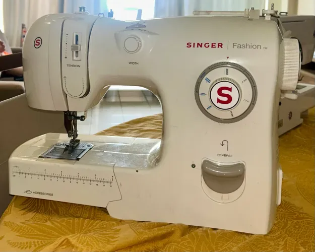 Vende-se máquina de costura doméstica SINGER Fashion 