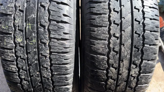 Vendo 02 pneus 265/65/17 Bristone file 