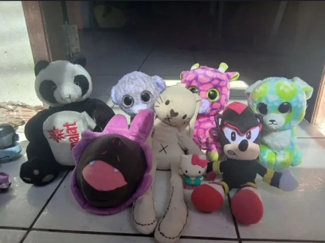 Lote pelúcias + brinde hello kitty