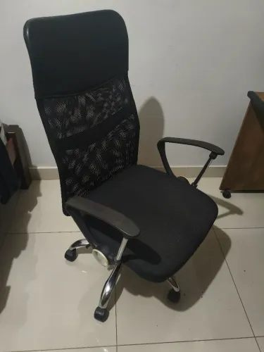 Cadeira de escritório em bom estado. Ideal para Home office!