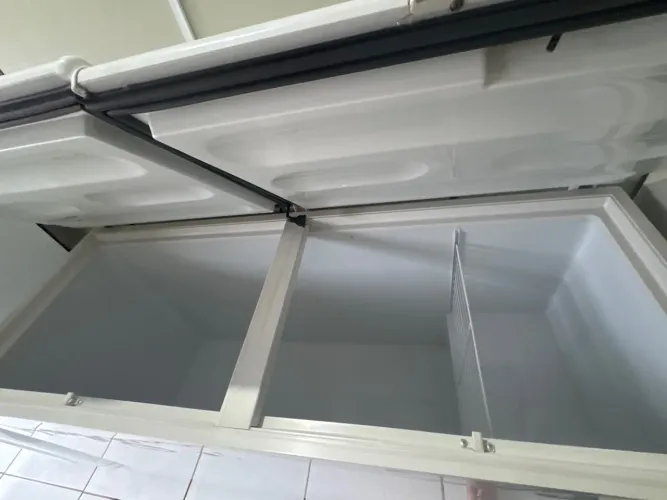 Freezer semi novo