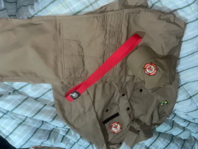 Vendo farda de bombeiro civil completa com calça caqui,cinto,candola, boné NUNCA USADA