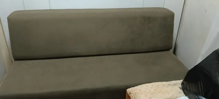 Sofa retrátil de 2 lugares.
