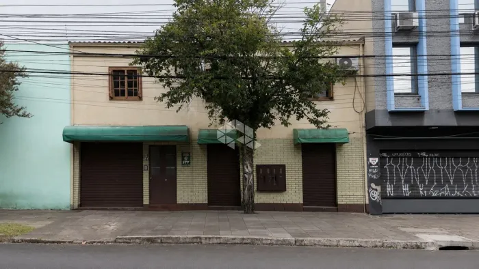 Casa comercial á venda com 4 dormitórios, no bairro Floresta, em Porto Alegre.