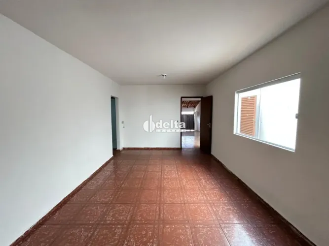 Casa com 3 quartos sendo 1 suíte disponível para locação no bairro Cidade Jardim em Uberlâ