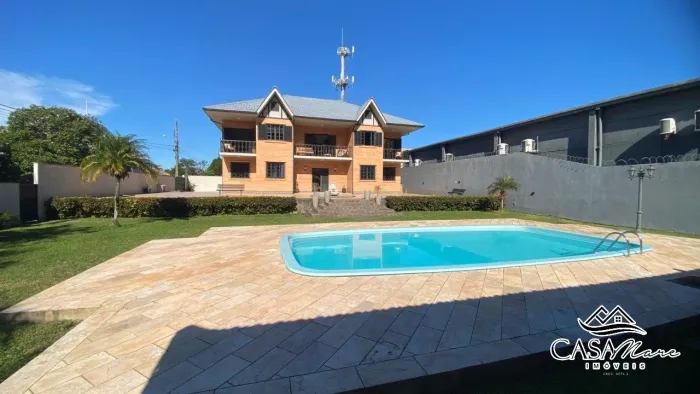Casa à venda em condomínio fechado na Lagoa da Conceição, Florianópolis, com amplo quintal