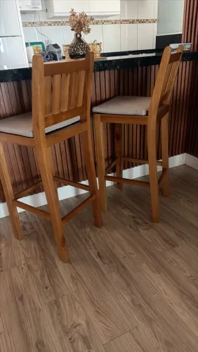 2 Banquetas de Madeira com Assento Estofado - Lindas e Elegantes