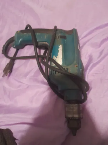 Furadeira makita