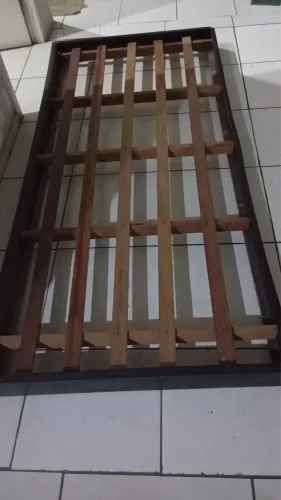 Vendo base cama com rodinha solteiro 