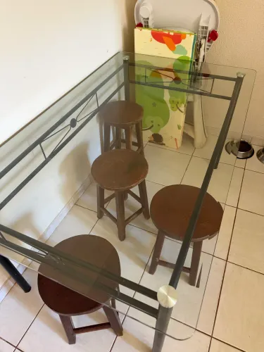 Vendo sofá, mesa de jantar e armário de escritório