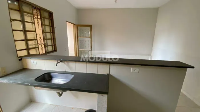 Casa residencial para locação, bairro Fundinho com 2 quartos