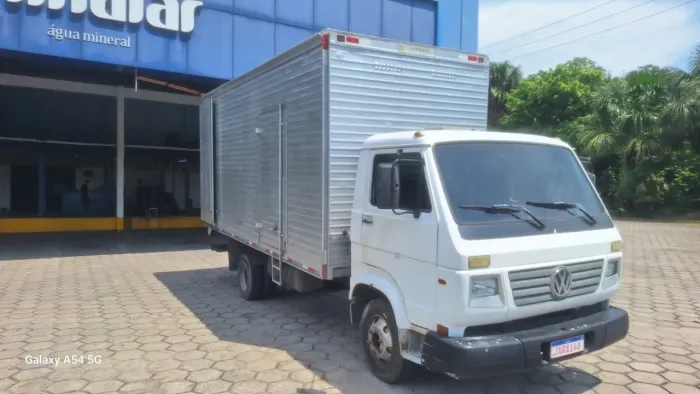 VENDE-SE CAMINHÃO VOLKSWAGEN 8.120 - BAÚ FECHADO<br>