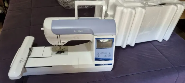 Máquina de Bordar Brother BE915L + 12 agulhas schmetz
