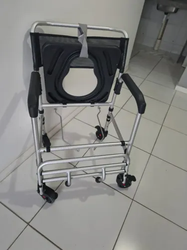 Cadeira de banho e andador.