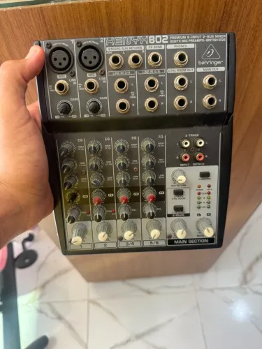 Vendo mesa behringer 802
