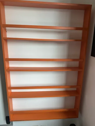 Vendo, 2 estantes de parede para livros, 1,22X0,80 excelente estado de conservação.