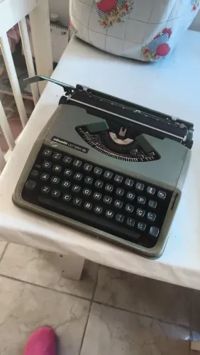 Maquina de escrever OLIVETTI LETTERA 82 