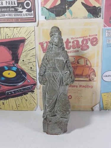 Escultura profeta Daniel, parece pedra sabão 