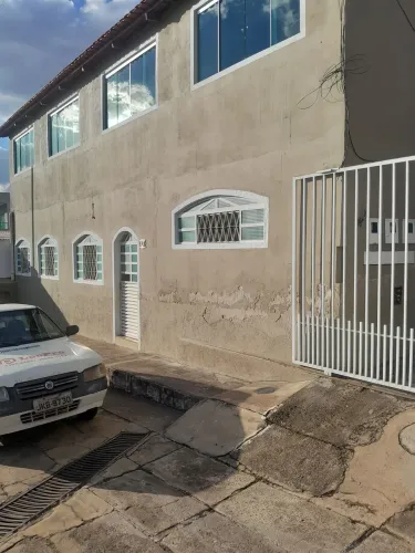 Aluga-se apartamento térreo.