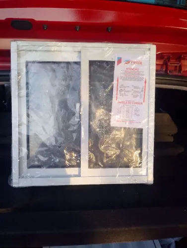 Vendo 1 portinha e uma janela de banheiro