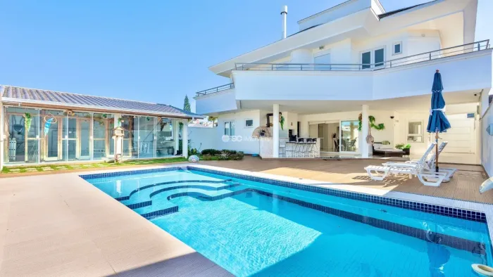 Casa com 4 Suítes e Piscina - Jurerê