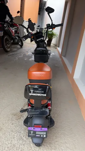 Moto elétrica Trixx seminova 