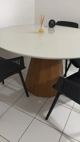 Vendo conjunto de mesa com cadeiras