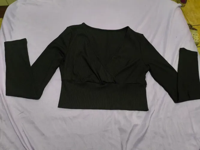 cropped preto decotado manga longa. tam M