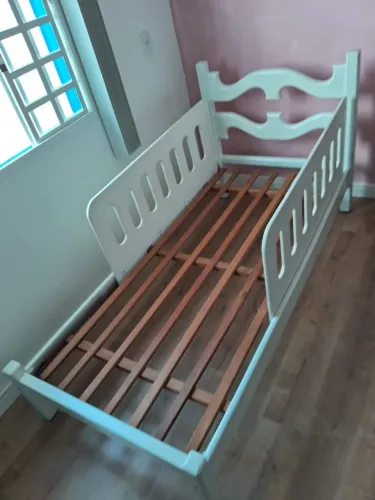 Vendo cama infantil com grade de proteção