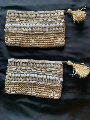 Bolsa tipo necessaire ou carteira em palha bordada com conchas naturais. Feita a mão.