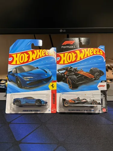 Hot Wheels Ferrari SF90 azul e Fórmula 1 McLaren lacradas