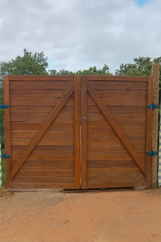Porta , portão porteira de madeira sob medida
