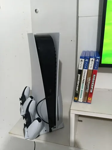 Playstation 5 com 2 controles e 4 jogos por 5985 Reias
