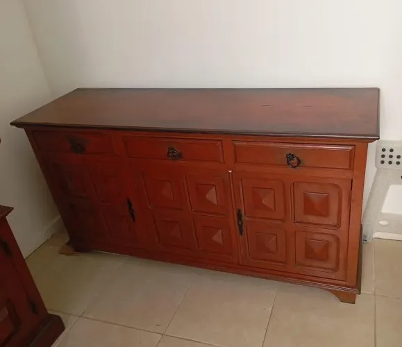 Buffet madeira mácica em bom estado. <br>Largura 1.50 × 46 profundidade × 68 Altura.