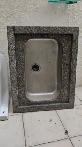 Pia em Granito com Cuba em INOX com Bancada do mesmo Granito Separados.