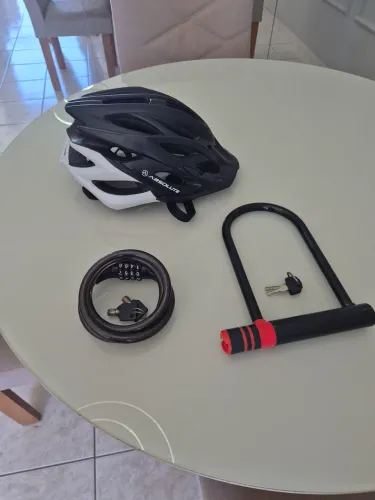 Capacete e cadeado de bicicleta