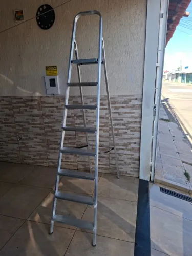 escada em aluminio de 8 degraus quase nao foi usada em exelente estado urgente interessado