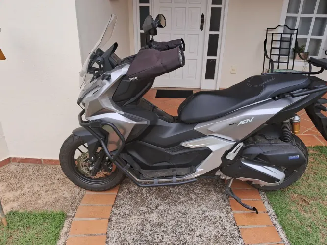 Vendo ADV 160 , unico dono, revisoes feitas na concessionária, moto de garagem .