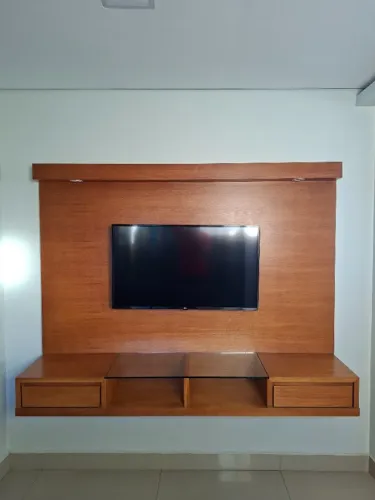 Painel de televisão maciço "Luciana Móveis"