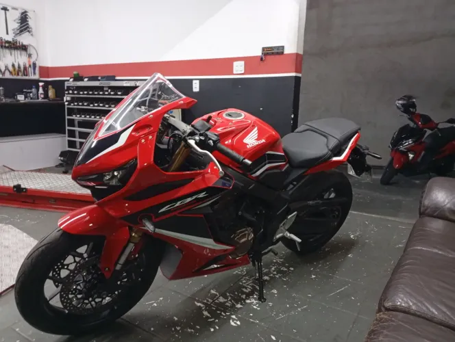 Honda CBR650R único dono manual e chave reserva 6800km dois pneus novos.