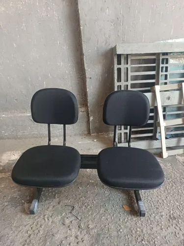 Cadeira longarina de 2 lugares.( Novas )