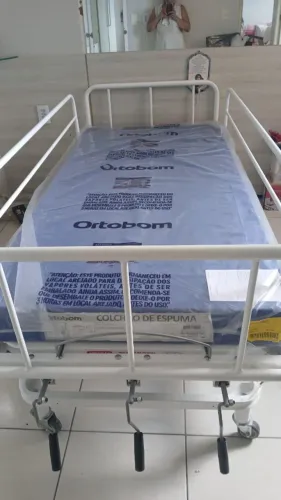 Vendo cama hospitalar 3 ajustes(cabeça, pés e altura), grade de segurança, rodízios, nova