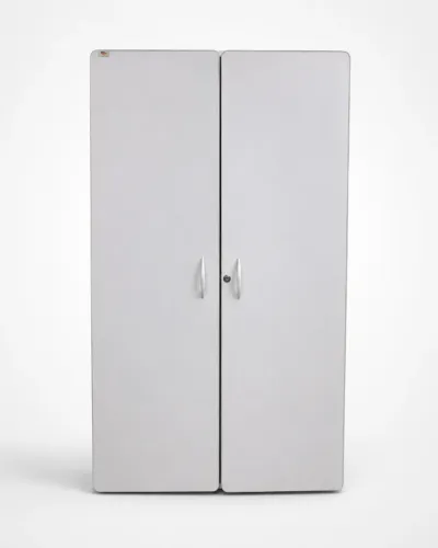 Armário branco de duas portas com quatro prateleiras internas