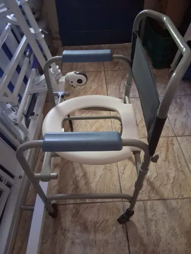 Cadeira De Banho Higiênica  D30 C/ Assento Higiênico