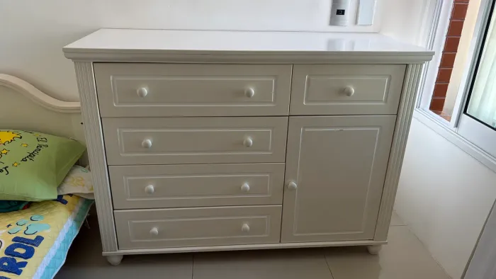 Cômoda MDF 4 gavet?es + 1 gaveta + 1 porta