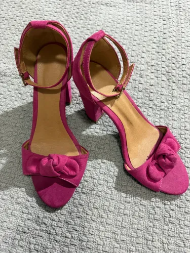 Sandalia feminina Rosa Fucsia com laço, salto bloco camurçada TAM 37