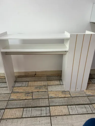 Vendo uma mesa para design de unhas